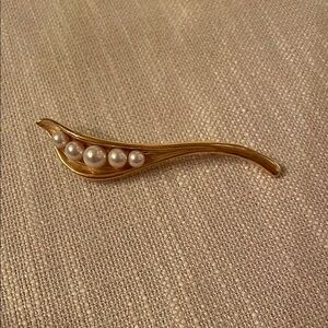 Elegant Gold Brooch with Pearls